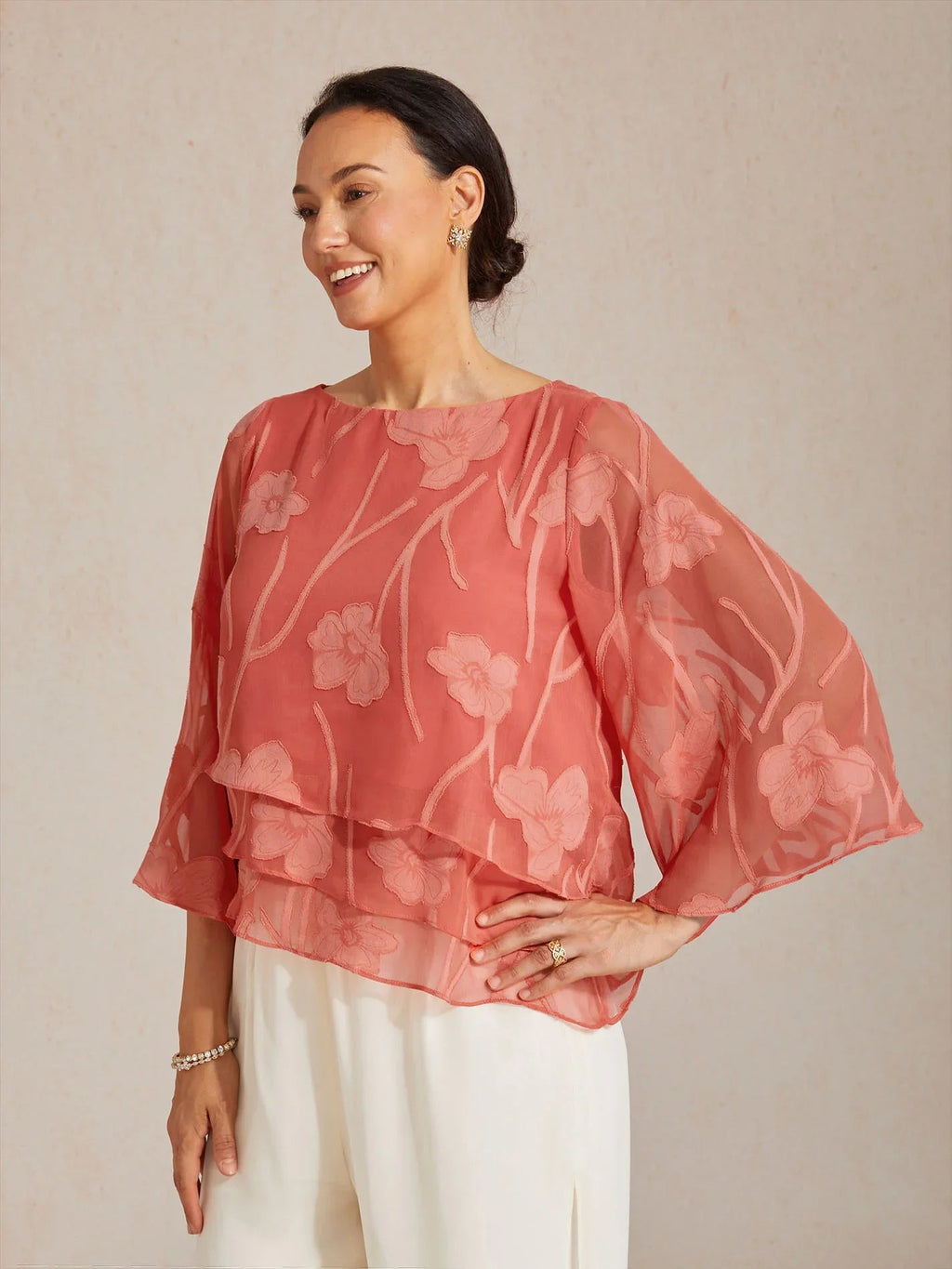 Blusa tipo capa de gasa floral
