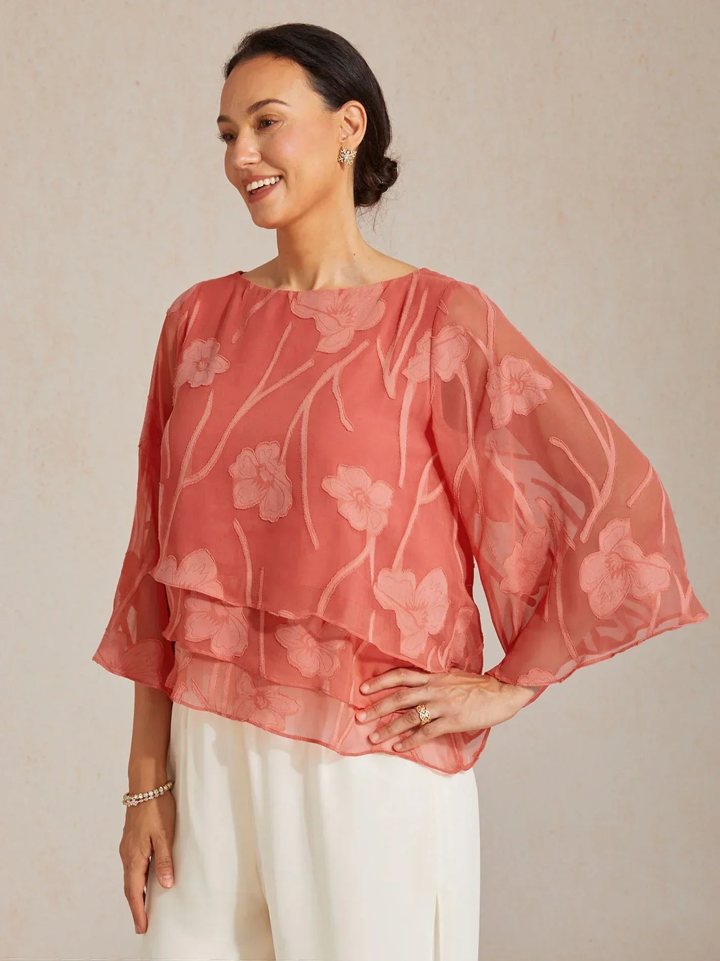 Blusa tipo capa de gasa floral