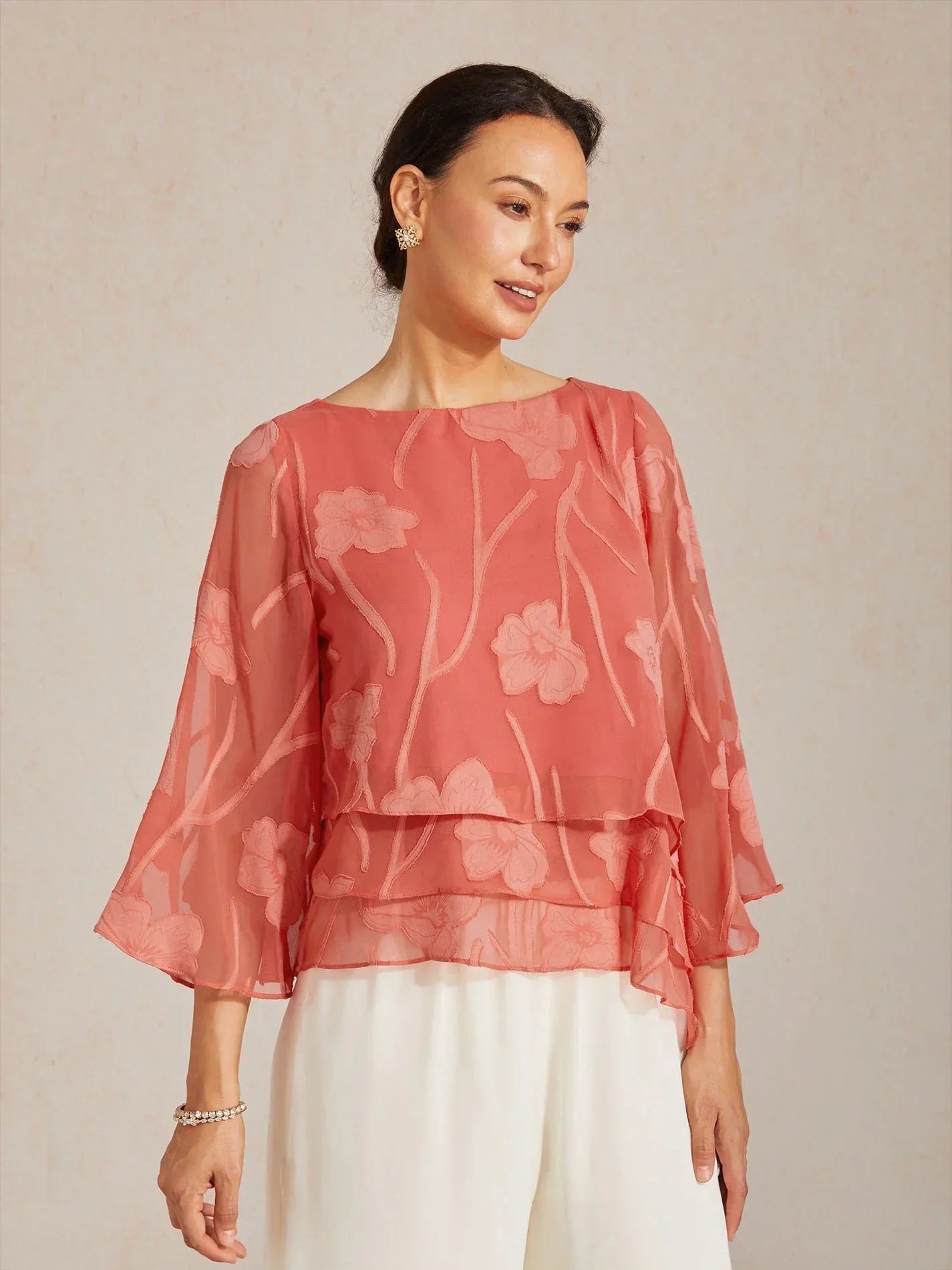 Blusa tipo capa de gasa floral