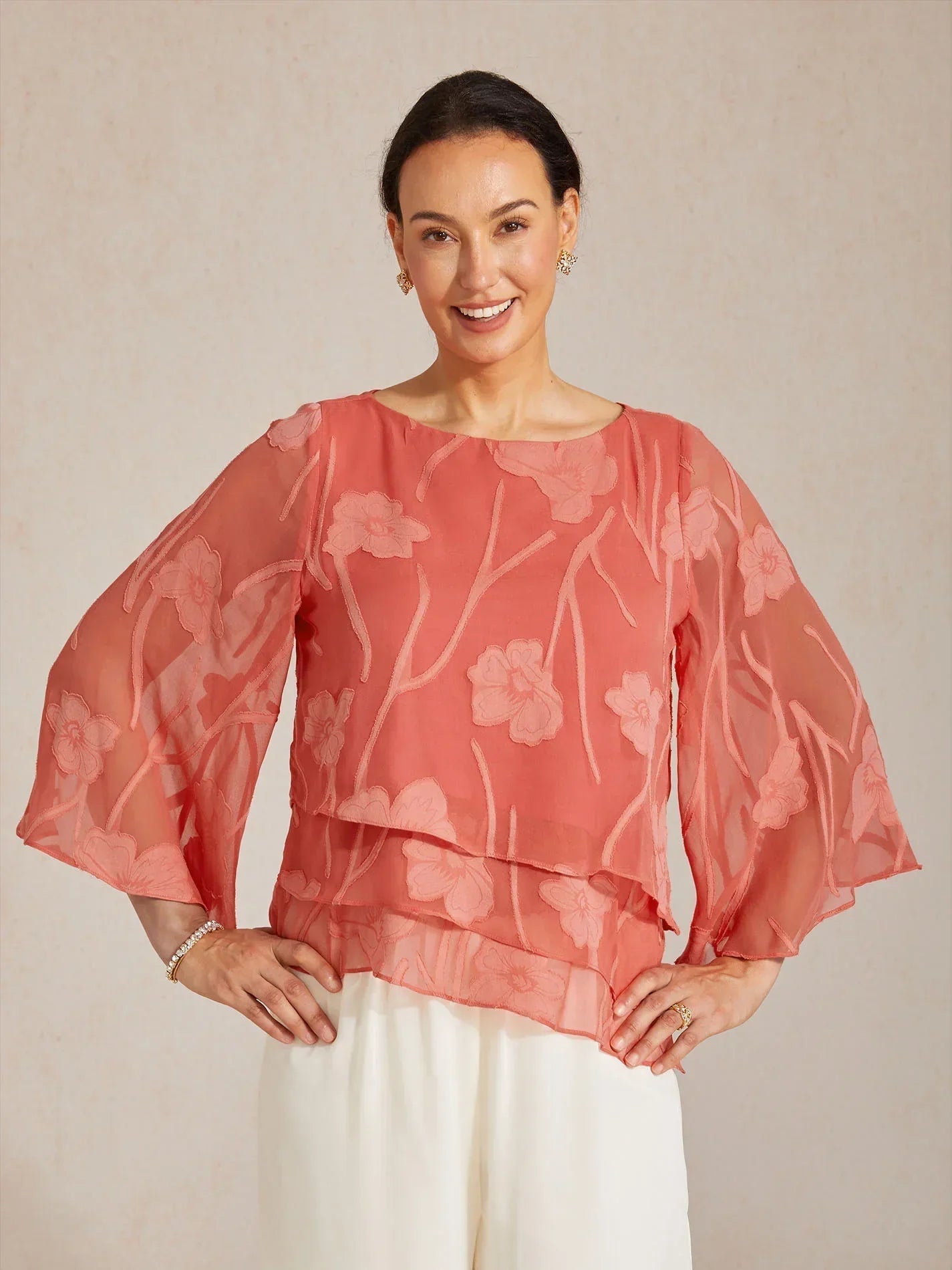 Blusa tipo capa de gasa floral