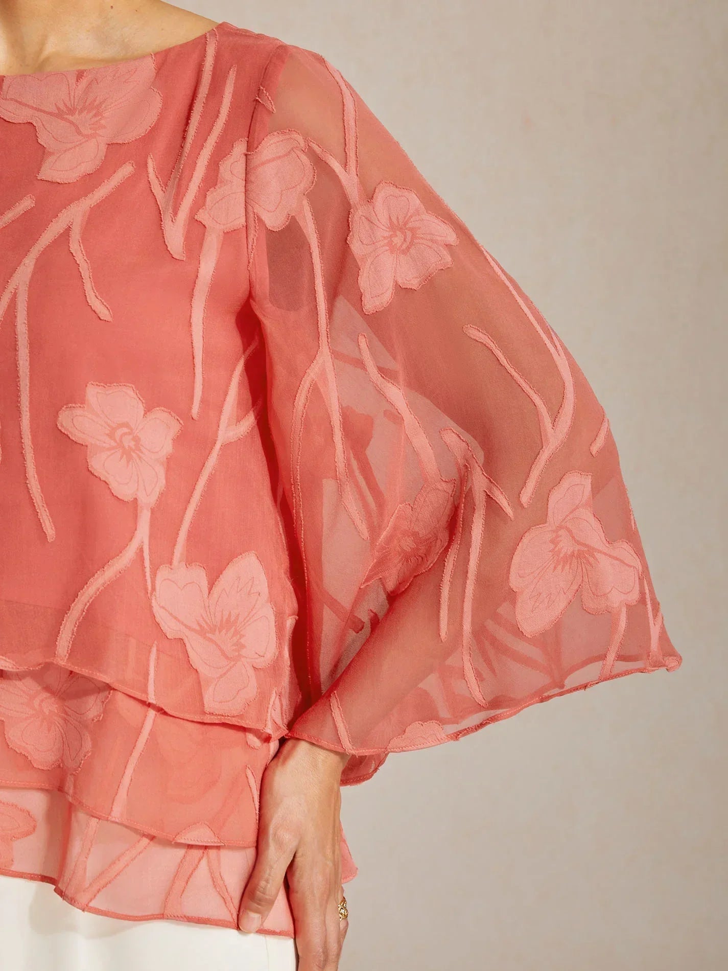 Blusa tipo capa de gasa floral