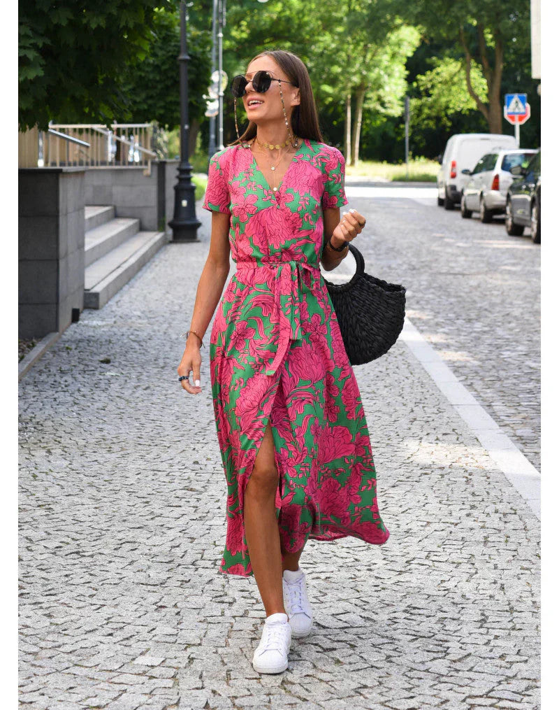 Julia - Elegante vestido con escote en V y corte que realza la figura.